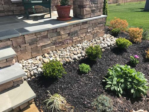 gallery-landscape-bed-with-rock-mulch
